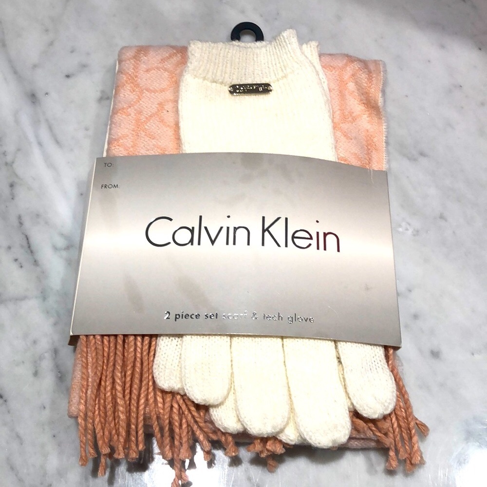 Calvin Klein 2 Piece Set Scarf & Tech Glove Set